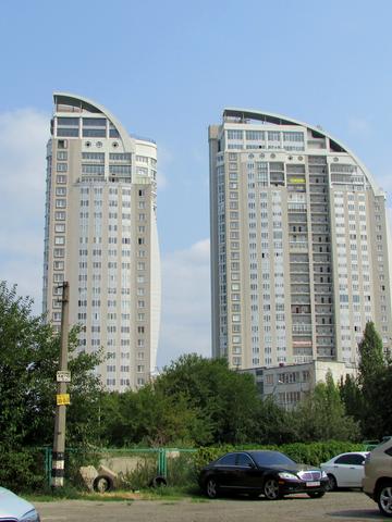 просп. Володимира Івасюка (Героїв Сталінграда), 2