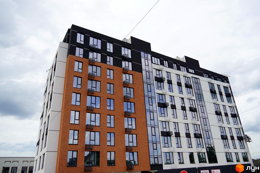 Житловий комплекс SVIY – це сучасна новобудова з цегляним та білим фасадом, великою кількістю вікон та балконами. Будинок виглядає акуратно та доглянуто.