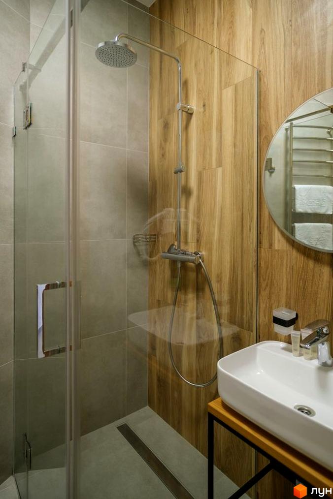 Апарт-готель Panorama Chalet: сучасний дизайн ванної кімнати з душем та раковиною, оздоблення стін дерев'яними панелями.