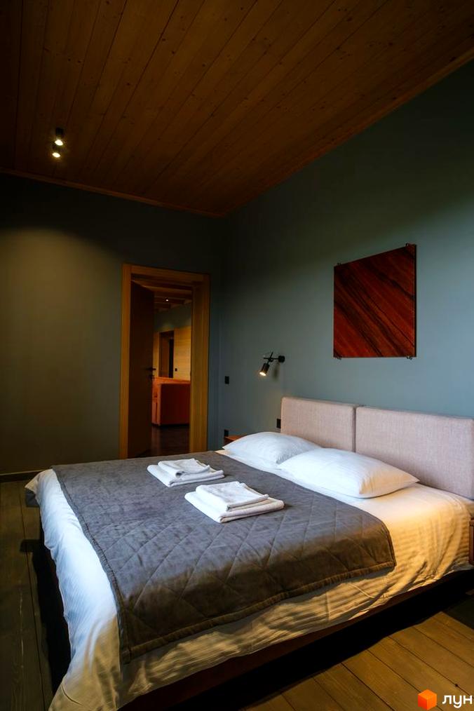 Panorama Chalet апарт-готель: затишна спальня з дерев'яною стелею та двоспальним ліжком. Відкритий дверний отвір веде до іншої кімнати.