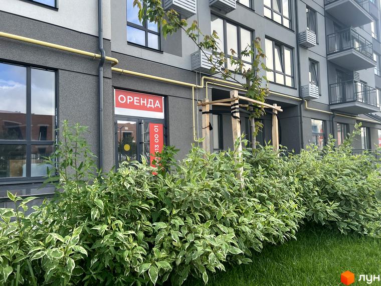 Зовнішній вигляд будинку ЖК Park Residence з червоною вивіскою