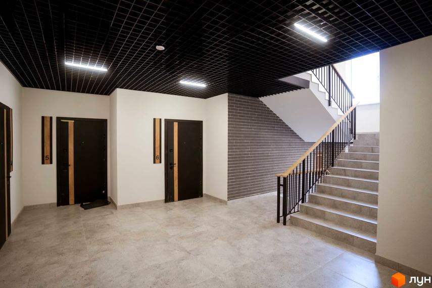 Під'їзд житлового комплексу Comfort House з дверима та сходами. Опис інтер'єру новобудови.
