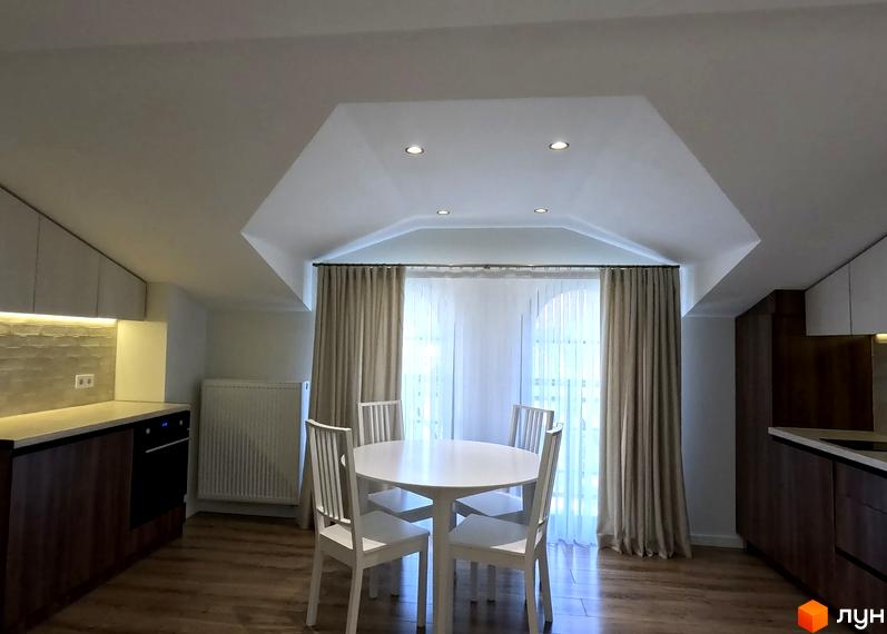 Житловий комплекс Shayan lux house: простора кухня-вітальня з обідньою зоною та великими вікнами, що виходять на балкон. Сучасний дизайн інтер'єру.