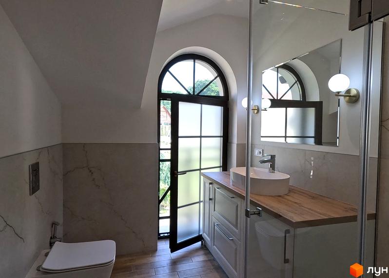 Дизайн ванної кімнати в ЖК Shayan lux house з арочним вікном та душовою кабіною. Сучасні оздоблювальні матеріали та сантехніка.