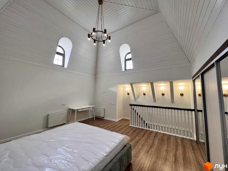 Житловий комплекс Shayan lux house - простора кімната з двома арочними вікнами та сходами на другий поверх.