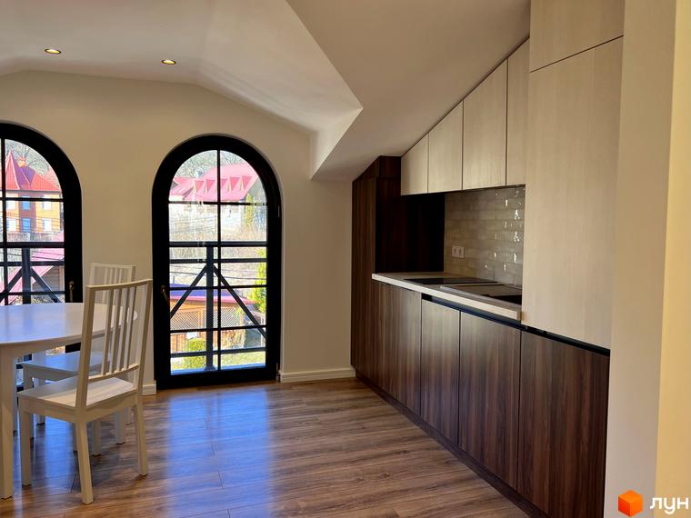 Житловий комплекс Shayan lux house: простора кухня-вітальня з великими арочними вікнами та видом на приватні будинки.