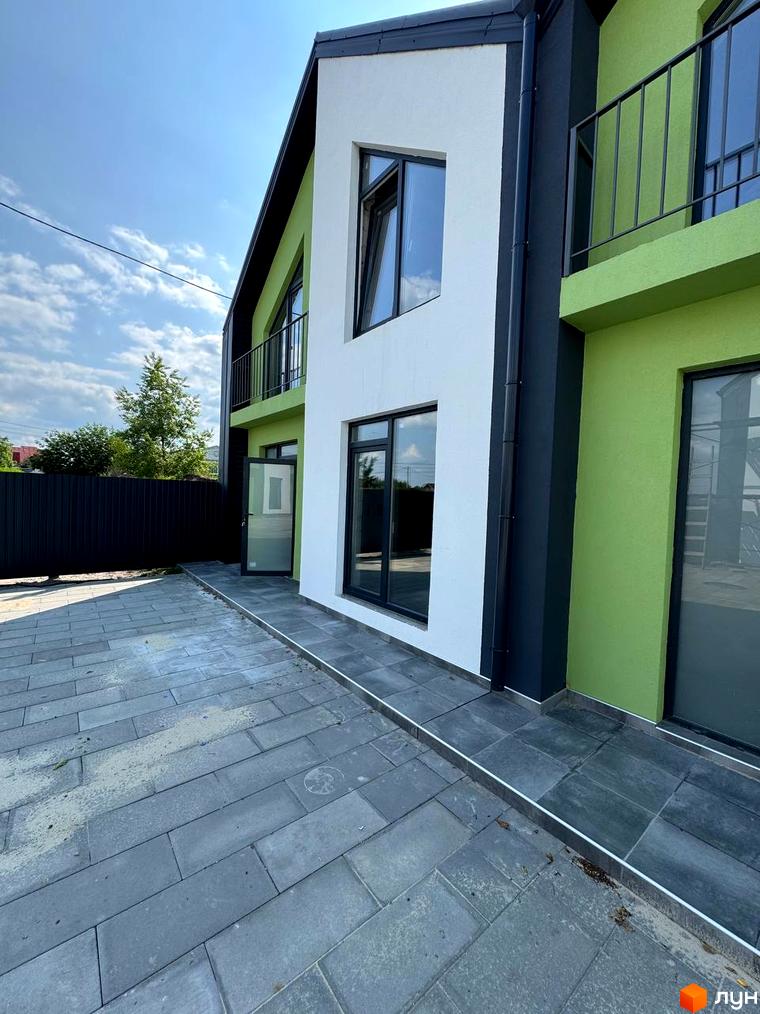 Таунхауси Freya – це двоповерхові будинки з білою, зеленою та сірою фасадною обробкою, великими вікнами та балконами. Прибудинкова територія вимощена сірою плиткою, огороджена чорним парканом.