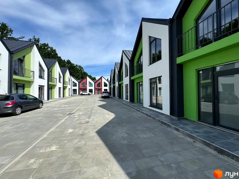 Таунхауси Freya – це сучасні двоповерхові будинки з яскравими фасадами та прибудинковою територією з бруківкою та паркомісцями.