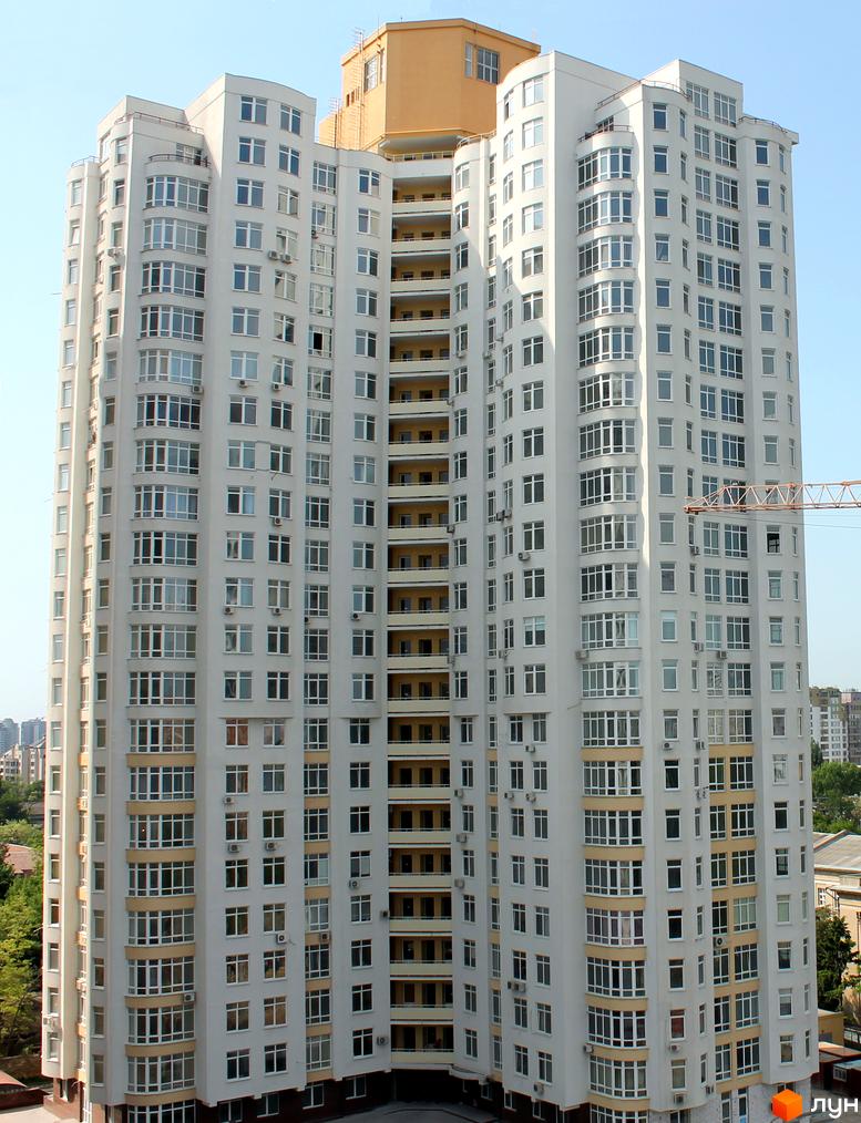 Житловий комплекс Французький бульвар, 22/30, з сучасною архітектурою та прибудинковою територією з зеленими насадженнями.