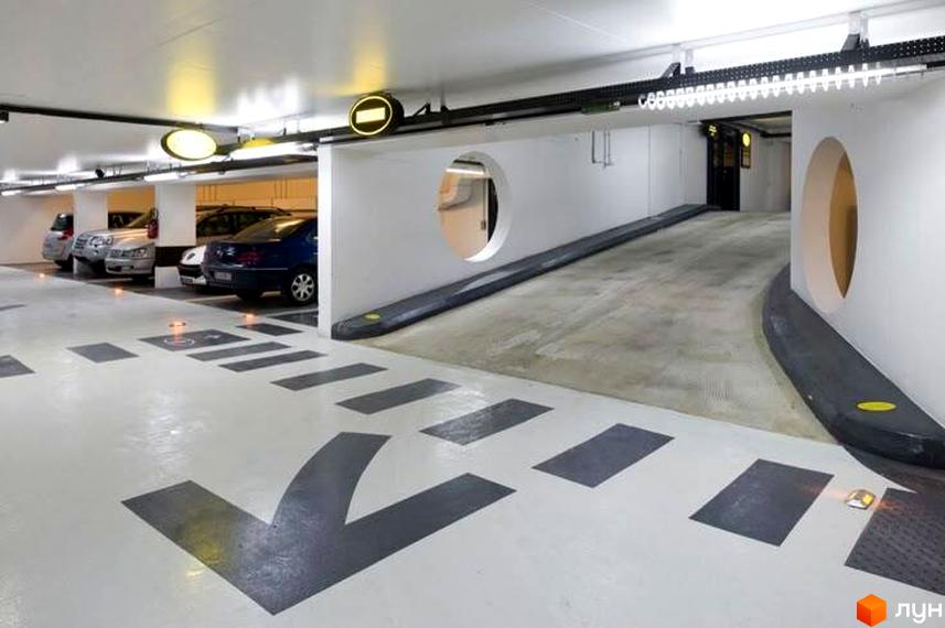 Підземний паркінг ЖК Green Life з чіткими вказівниками напрямку руху та освітленням. Паркінг забезпечує зручне зберігання автомобілів для мешканців.