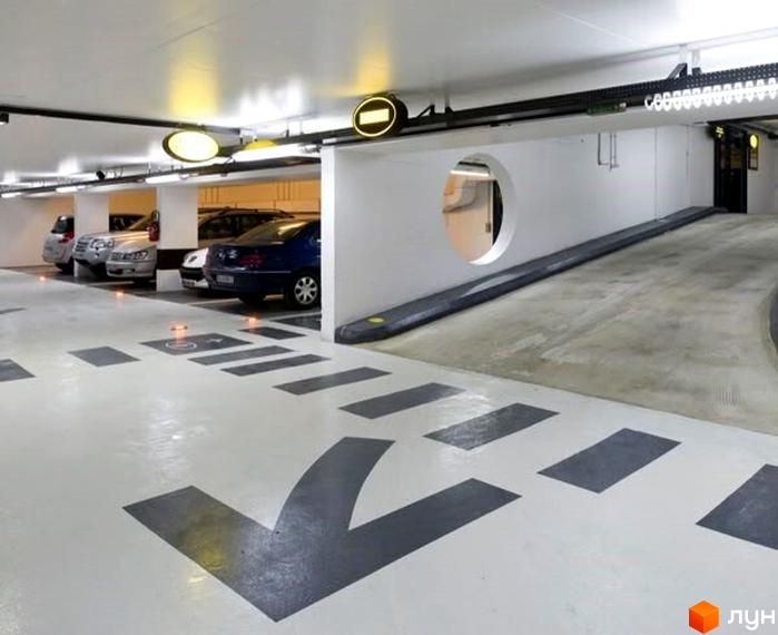 Паркінг у житловому комплексі Green Life з чіткими вказівниками руху та освітленням. Оцініть зручність паркування у новобудові.