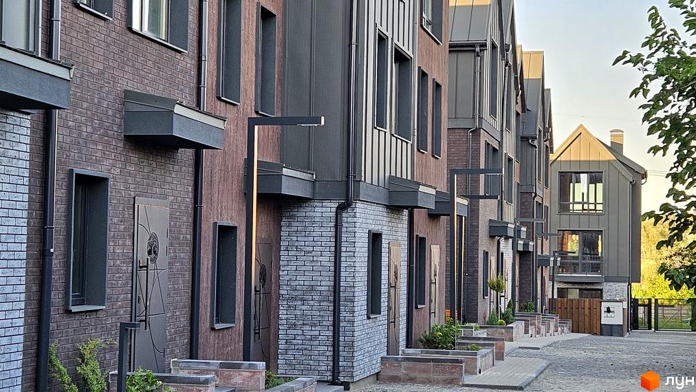 Таунхауси New Smart 17: фасади з цегли та металу, сучасне освітлення та доглянута прибудинкова територія.