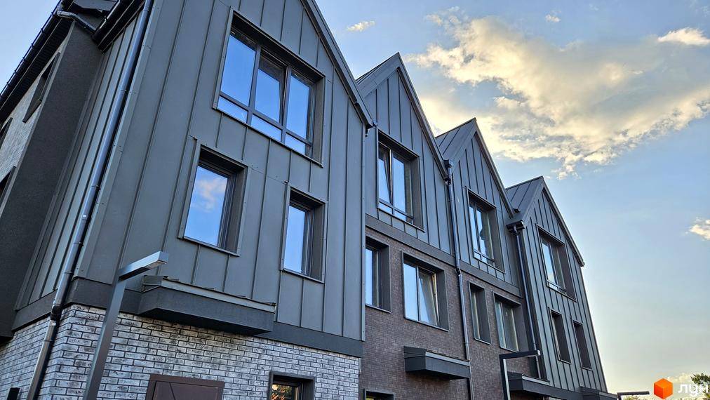 Таунхауси New Smart 17 - сучасна архітектура з металевим фасадом та великими вікнами. Зовнішній вигляд будівель, що відповідає новому комплексу.