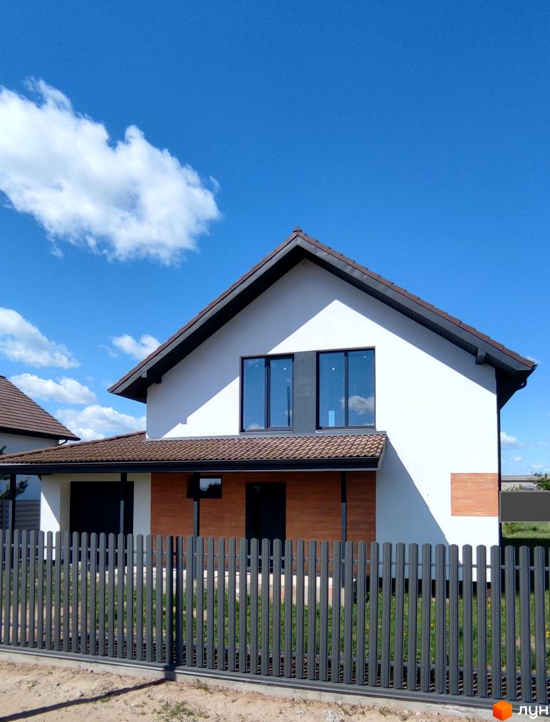 Котеджне містечко КМ Ivankovo: двоповерховий будинок з білою стіною, коричневим дахом та великими вікнами. Огороджена територія з зеленою травою.