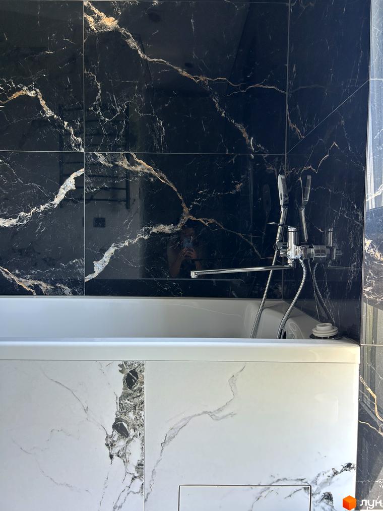 Ванна кімната в таунхаусах Peremohy Homes з чорною мармуровою плиткою та сучасною сантехнікою.