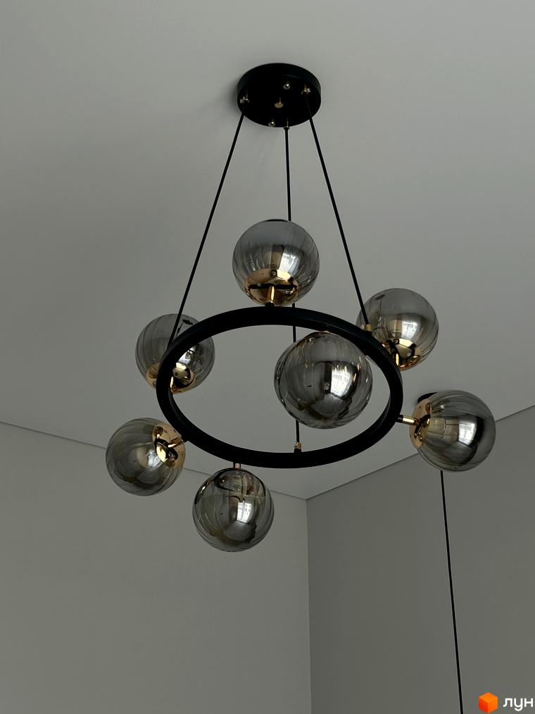 Люстра з чорним кільцем та сімома скляними плафонами в стилі модерн. Таунхауси Peremohy Homes – комфортне життя в передмісті.
