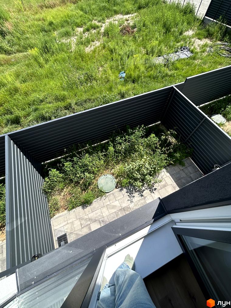 Зовнішній вигляд таунхаусів Peremohy Homes з огородженою прибудинковою територією та зеленою зоною. Огляд будівельного проєкту з висоти пташиного польоту.