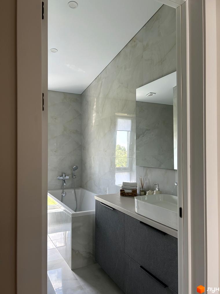 Ванна кімната в таунхаусі Peremohy Homes з мармуровою плиткою та сучасною сантехнікою. Просторий інтер'єр з великим дзеркалом та зручною ванною.