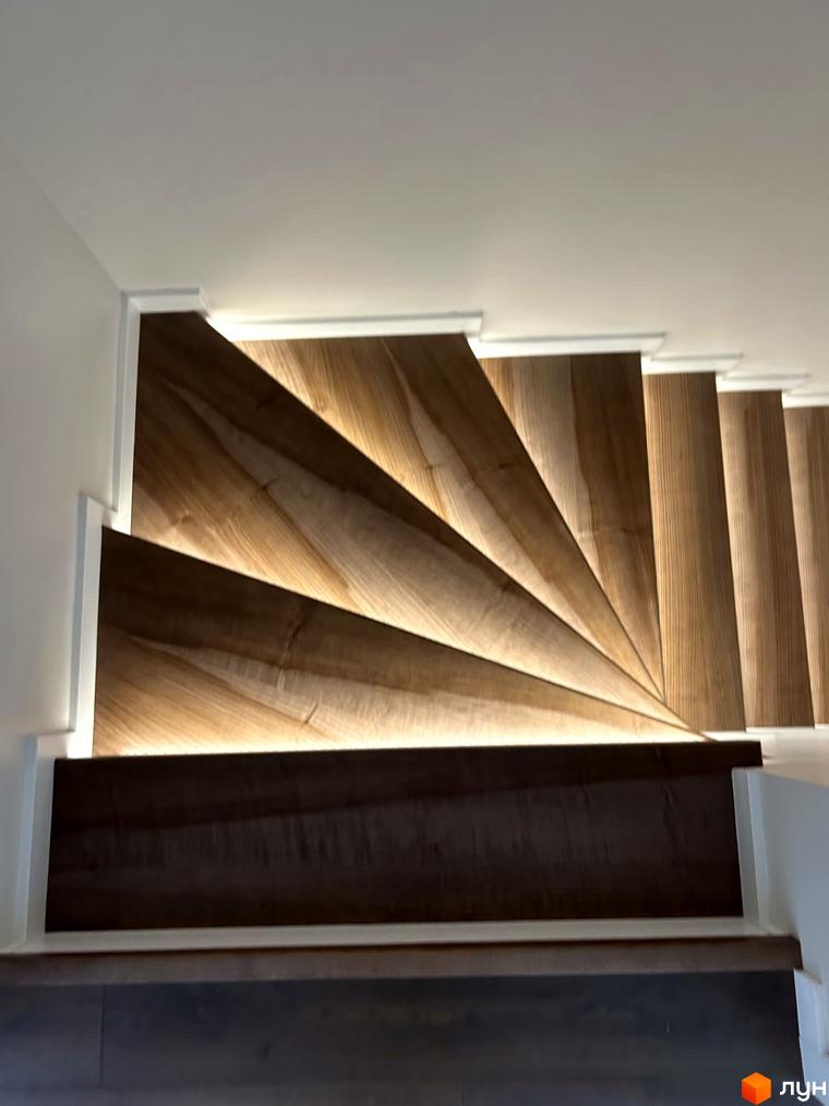 Дизайнерські дерев'яні сходи з підсвіткою в Peremohy Homes. Сучасні сходи для вашого дому.