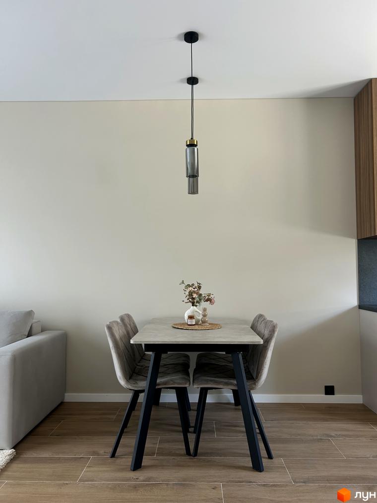 Обідня зона в Peremohy Homes з сірими велюровими стільцями та столом. Сучасний дизайн інтер'єру.