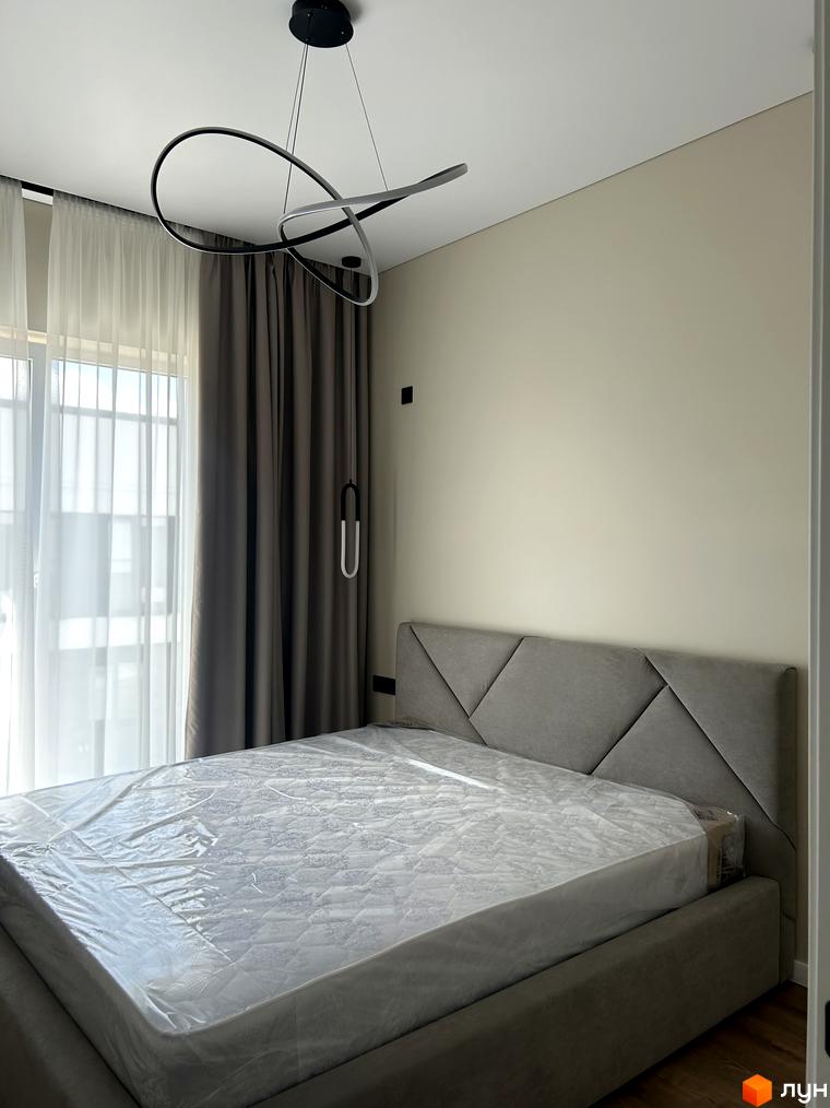 Спальня в таунхаусі Peremohy Homes з двоспальним ліжком та сучасним освітленням. Вікна з тюлем та щільними шторами забезпечують комфорт.