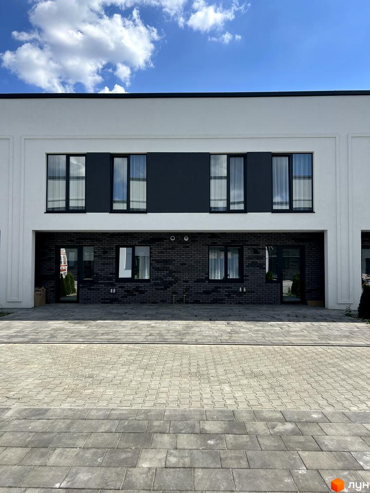 Peremohy Homes – це сучасний житловий комплекс з таунхаусами, що має стильний фасад та вимощену бруківкою прибудинкову територію.