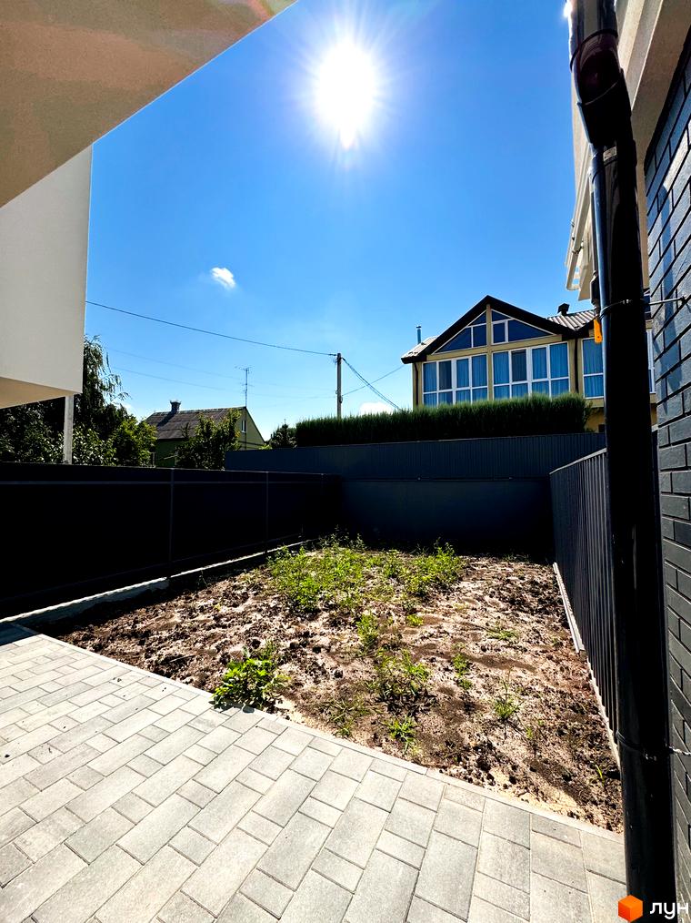 Зовнішній вигляд будинку на вулиці Троянівська, 21а, з прибудинковою територією, що облаштовується. Огляд новобудови.