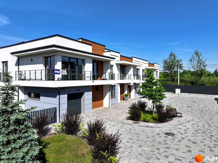 Котеджне містечко City Villa Club. Зовнішній вигляд триповерхових будинків з гаражами та балконами, прибудинкова територія з бруківкою та деревами.