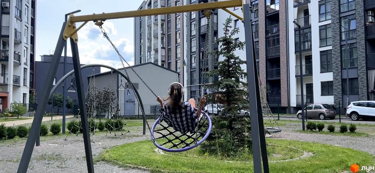 Дитячий майданчик біля житлового комплексу Scandia. На території комплексу є сучасні дитячі зони для відпочинку та розваг.
