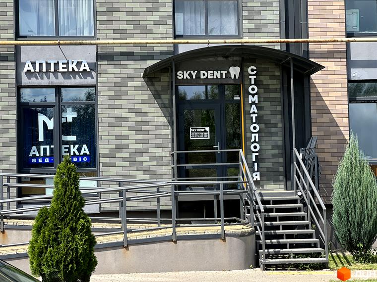 Фасад житлового комплексу ЖК Scandia з вивісками