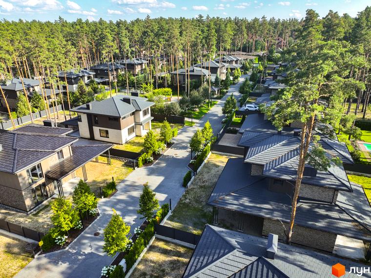 Котеджне містечко ZAHRAVA village 2 з сучасними будинками та доглянутою прибудинковою територією, оточене сосновим лісом.