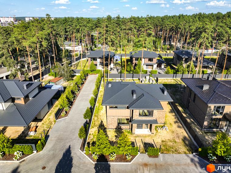 Котеджне містечко ZAHRAVA village 2. Сучасні двоповерхові будинки з темними дахами та цегляними фасадами, розташовані серед соснового лісу.