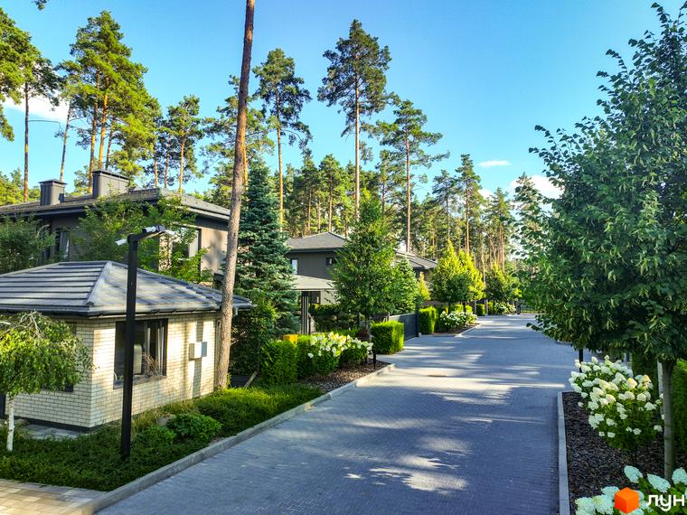 Котеджне містечко ZAHRAVA village 2 з сучасними будинками та доглянутою прибудинковою територією з деревами та квітами.