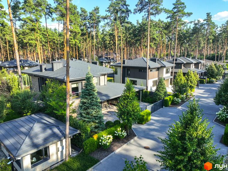 Котеджне містечко ZAHRAVA village 2: сучасні будинки з сірими дахами та доглянутою прибудинковою територією з деревами та кущами.