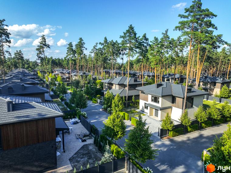 Котеджне містечко ZAHRAVA village 2 - вид згори на сучасні будинки з сірими дахами та доглянутою прибудинковою територією серед соснового лісу.