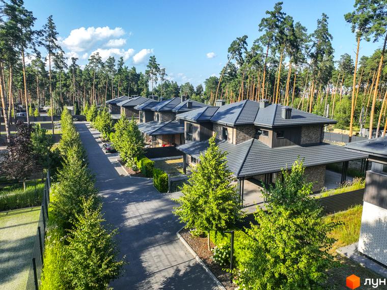 Котеджне містечко ZAHRAVA village 2 з сучасними будинками та доглянутою прибудинковою територією, оточене сосновим лісом.