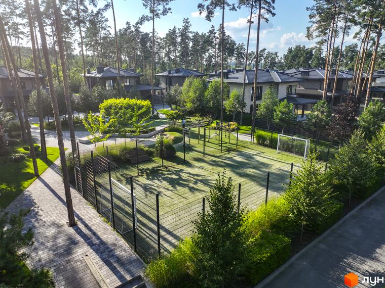 Котеджне містечко ZAHRAVA village 2. На території розташований спортивний майданчик з футбольними воротами та тренажерами.