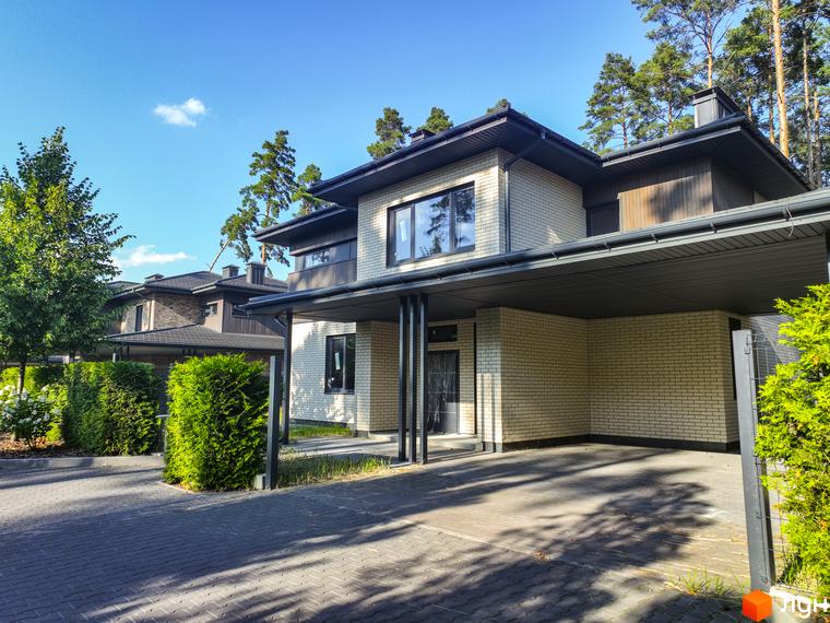 Котеджне містечко ZAHRAVA village 2. Зовнішній вигляд двоповерхових будинків з навісами для автомобілів та доглянутою прибудинковою територією.