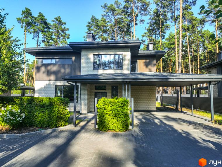 Котеджне містечко ZAHRAVA village 2. Двоповерховий будинок з цегляним фасадом, навісом для авто та доглянутою прибудинковою територією.