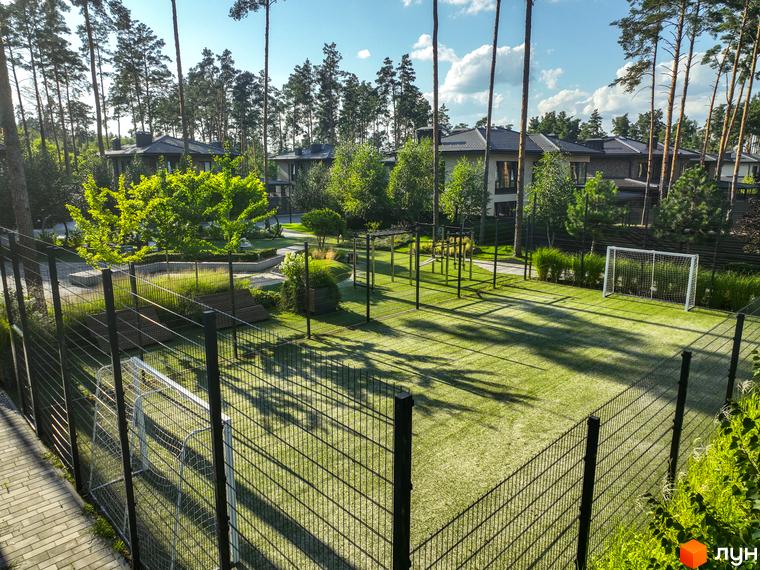 Котеджне містечко ZAHRAVA village 2. Футбольне поле та спортивний майданчик на території комплексу.