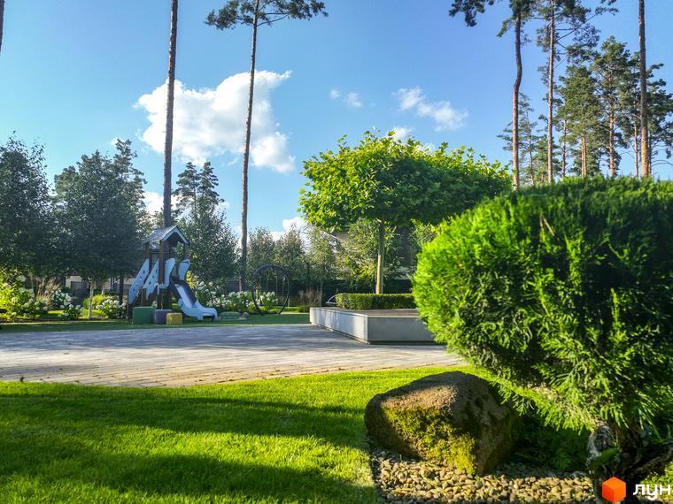 Котеджне містечко ZAHRAVA village 2. Дитячий майданчик та зелена зона з деревами.