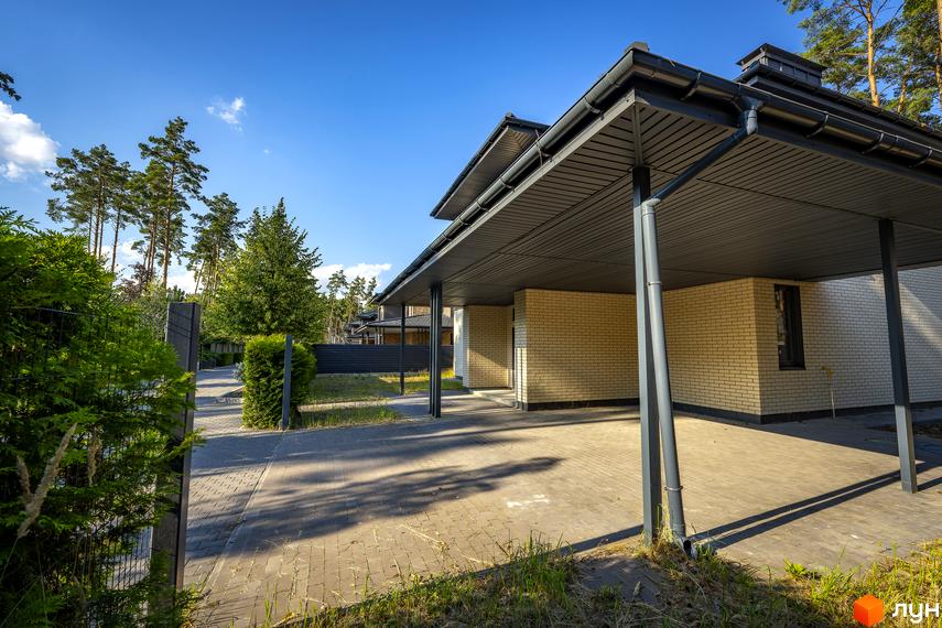 Котеджне містечко ZAHRAVA village 2. Зовнішній вигляд будинків з навісами та цегляними фасадами, прибудинкова територія з бруківкою.