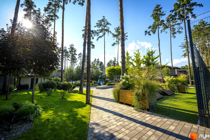 Котеджне містечко КМ ZAHRAVA village 2. Зелена доглянута територія з дитячим майданчиком та пішохідною доріжкою.