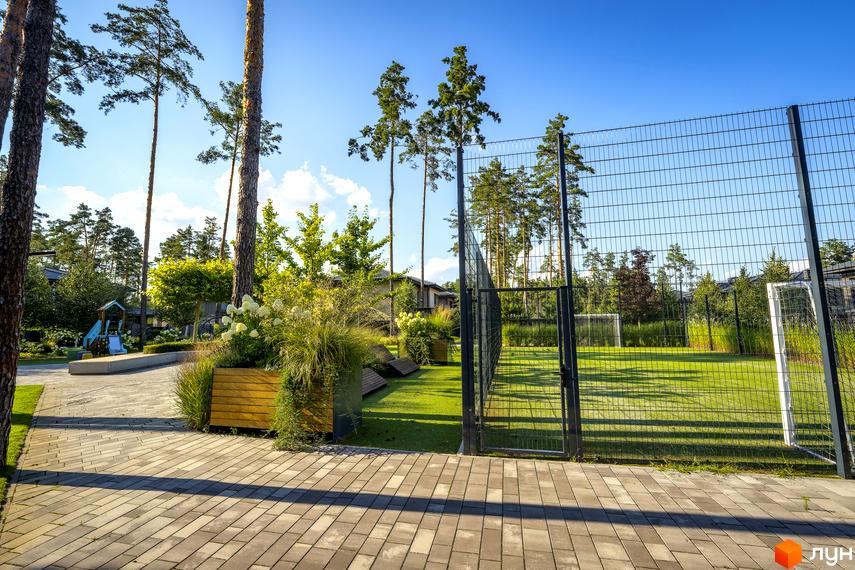 Котеджне містечко КМ ZAHRAVA village 2. Зелена територія з дитячим майданчиком, футбольним полем та зоною відпочинку.
