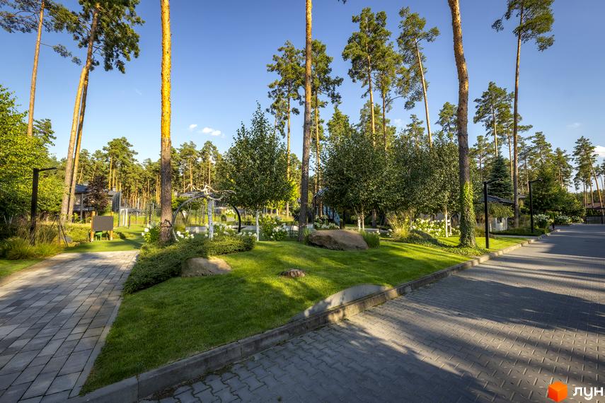 Котеджне містечко ZAHRAVA village 2. Зелена прибудинкова територія з доріжками та деревами.