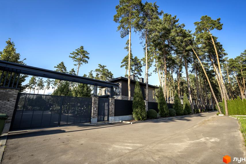 Котеджне містечко ZAHRAVA village 2. Сучасний будинок з цегляним фасадом та великою прибудинковою територією з соснами.