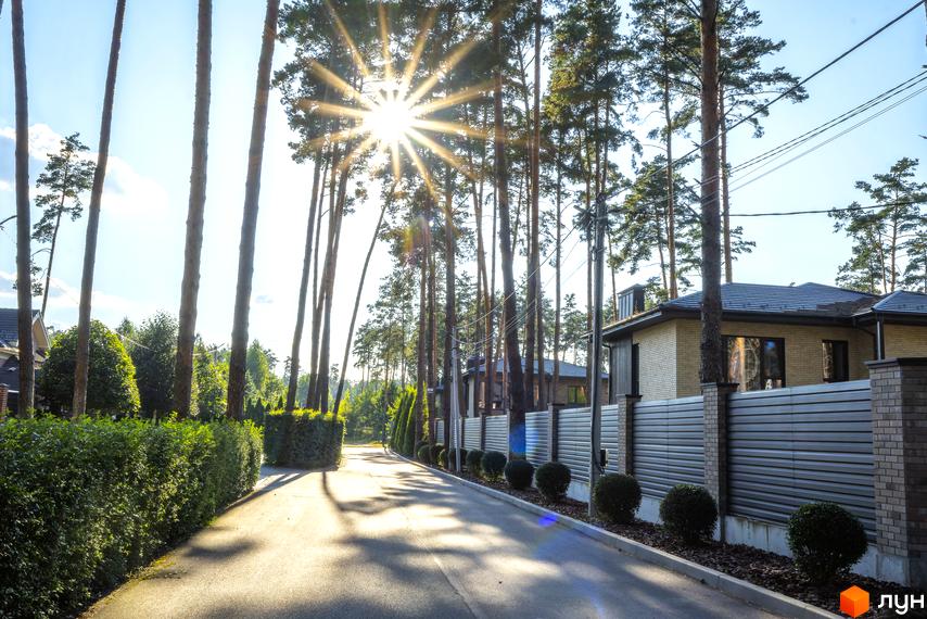 Котеджне містечко ZAHRAVA village 2: сучасні будинки з цегли та доглянута прибудинкова територія з газонами та деревами.