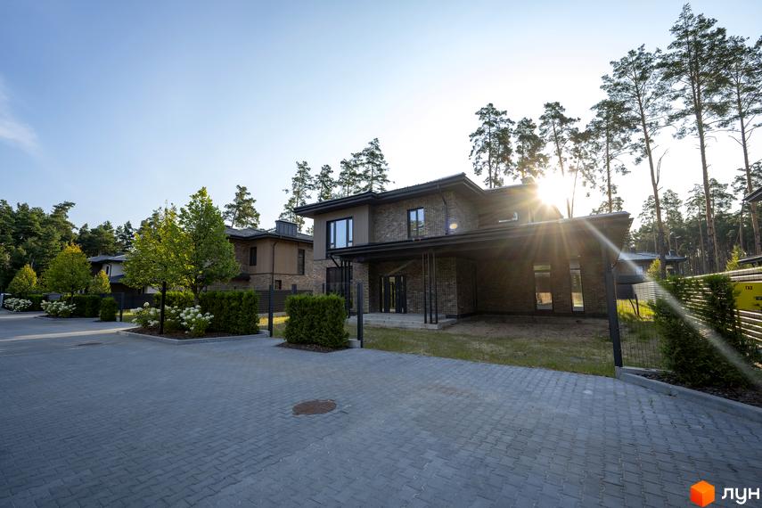 Котеджне містечко ZAHRAVA village 2. Сучасні цегляні будинки з навісами, розташовані на брукованій прибудинковій території з зеленими насадженнями.