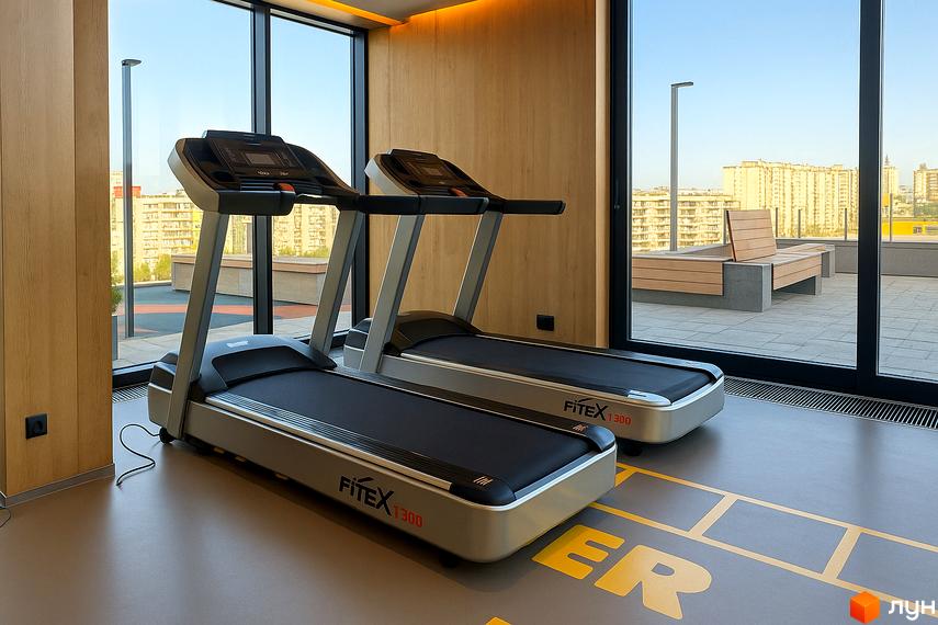 Obolon Plaza: тренажери на відкритій терасі з панорамним видом на місто. Сучасний житловий комплекс з зоною відпочинку.