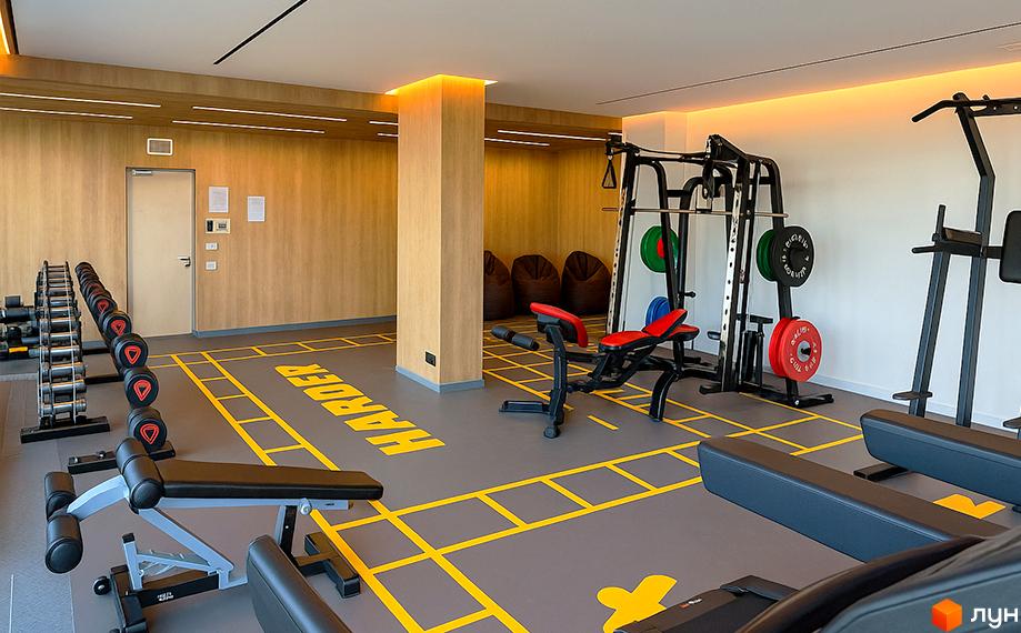 Сучасний фітнес-центр у житловому комплексі Obolon Plaza з гантелями, тренажерами та зоною для тренувань. Відкрийте для себе комфортне життя у новобудові.